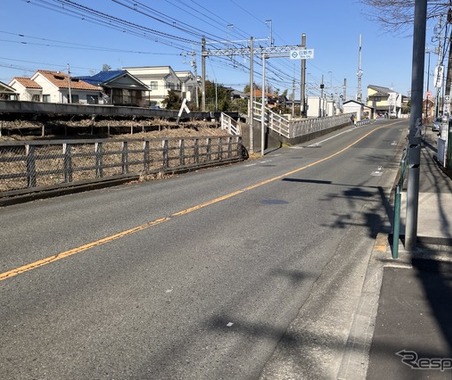 おそらく水路跡、制限高さ1.8mの低いガード…京王線・平山城址公園～長沼間 画像