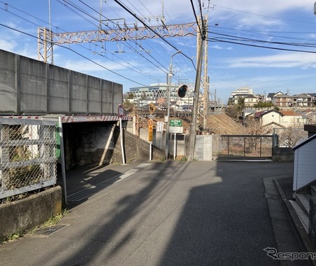 制限1.7mの低いガード、話題の新型車は通れるのか？…京王線・つつじヶ丘 画像