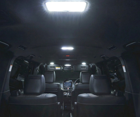 『ノア/ヴォクシー』の車内を簡単調光、80系専用「LEDルームランプ」が販売開始 画像