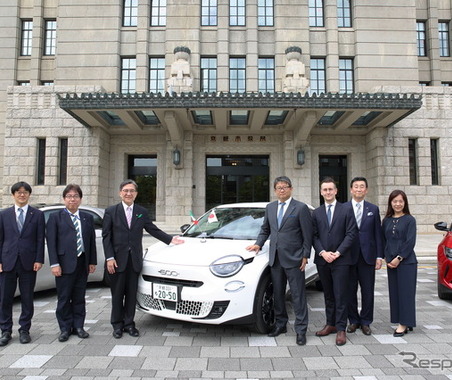 フィアット600e、京都市公用車に寄納…日伊国交160周年と姉妹都市60周年を記念した特別デザイン 画像