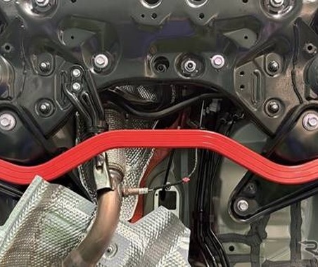 トヨタ『RAV4』のボディ剛性をアップ、ボディ補強パーツ「サステック・アンダーブレース」…タナベ 画像