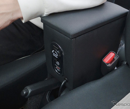 肘置きと収納＋電源の使い勝手を向上…『ミライース』専用LEDコンソールボックスが登場 画像