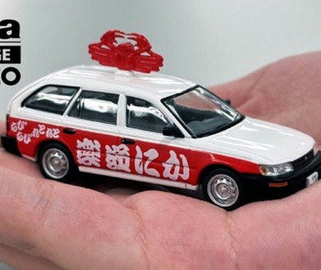 まさか！？　かにのオブジェが屋根上に…かに道楽営業車『カローラ バン』が大人のトミカに…世界に1台の実車を1/64で再現 画像