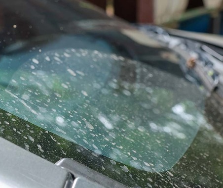 洗車を少しサボったら「白いウロコ汚れ」「黒い筋」などが残る…車の水アカを落とす正しい方法とは？　デメリットと注意点を知る 画像