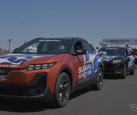 スバル、新型・電動SUV「アンチャーテッド」 FIM世界スーパーバイク選手権のセーフティカーに…英国で初走行を披露 画像