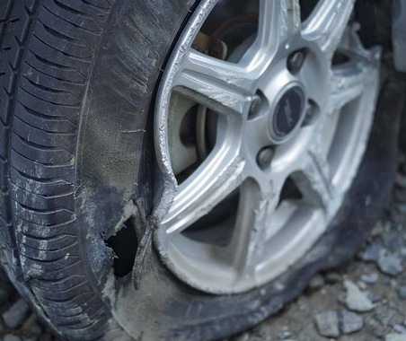 真夏の高速道路走行、タイヤ「バースト」要注意！…愛車のタイヤ点検いつしましたか？　タイヤトラブルが増加 画像