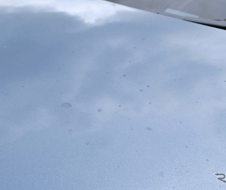 洗車を少しサボったら「白いウロコ汚れ」「黒い筋」などが残る…車の水アカを落とす正しい方法とは？　デメリットと注意点を知る 画像