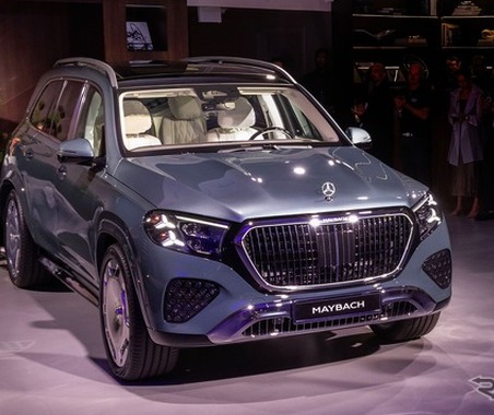 メルセデス、最上位SUV 「マイバッハ GLS」改良新型を発表…光るグリルや最新AIで極上の移動空間を追求 画像