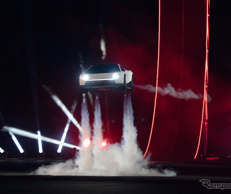 テスラが本当の「空飛ぶクルマ」を作った、ロケット推進の新型『ロードスター』発表 画像