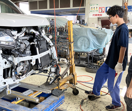 長野・飯田の中学2年生が、フレーム修正から溶接・塗装まで本格体験…「車社会を支える」仕事の尊さを知る 画像
