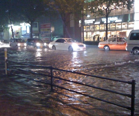 突然の豪雨から「愛車を守る」対策が必要…保管場所や運転、冠水時について 画像