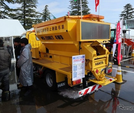 【働くクルマ】寒い日の安全運転を影で支える「電動式凍結防止剤散布車」という冬の助っ人 画像