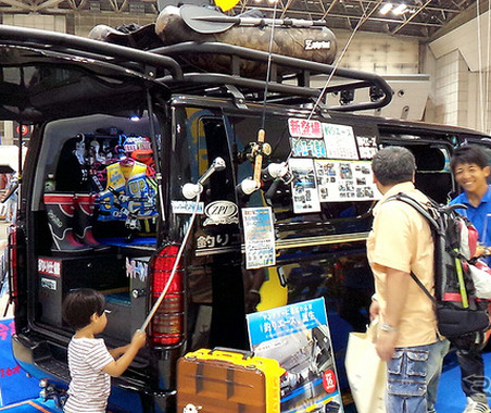 【東京キャンピングカーショー16】釣りキチ大興奮のハイエース、ワンちゃん大ヨロコビの後席アイテム 画像