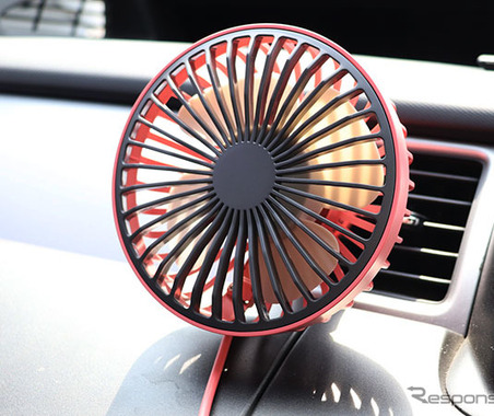 カーエアコンの吹き出し口に挟んで、車内に風を循環「USB車載扇風機」 画像