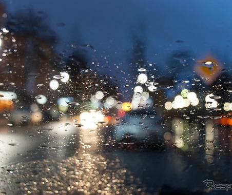 雨天走行時、フロントガラスの「視界不良」は油膜が原因 画像