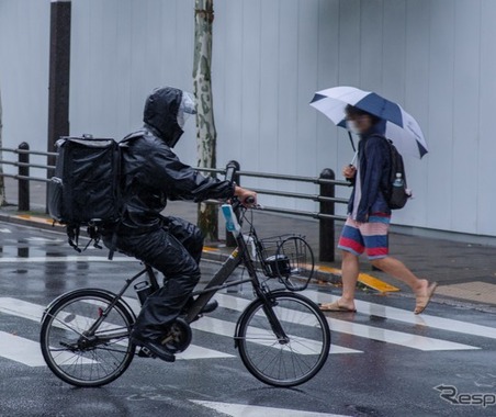 雨の日の自転車「カッパは傘より本当に安全?」意外な実験結果に【岩貞るみこの人道車医】 画像
