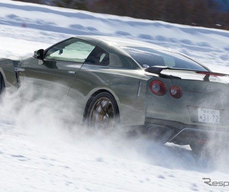 自動車部の学生が、氷上で日産車を振り回す！本命はGT-R＆Zかと思いきや…？ 画像