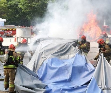 被せて消火!! EV火災向け、高耐熱防火ブランケットを日本導入 画像