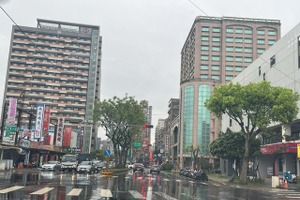 スリップサインでは遅すぎる! ウエット性能が落ちる“意外なタイミング” 画像
