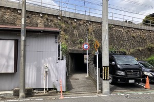 車幅制限はないのかッ? 制限高さ1.9mの低いガード…京浜急行・井土ヶ谷 画像