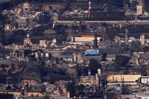 カリフォルニア山火事で生き残った「奇跡のバス」、VWが希望の象徴として復元へ 画像