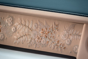 父親への贈り物に“16万針の刺繍”で飾ったロールスロイスを…世界に一台の『ファントム・ダンテル』公開 画像