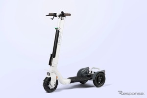 立ち乗り三輪電動モビリティ「ストリーモ」のバランス性能がアップ、バックミラー付きで30万2500円 画像