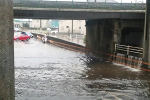 豪雨時のアンダーパス通行は危険…水圧・電装故障・車両浮上で脱出困難に 画像