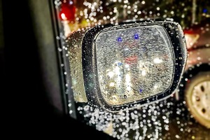 5分でできる雨対策！ 専用撥水剤とフィルムでドアミラーとバックカメラが劇的に見やすい 画像