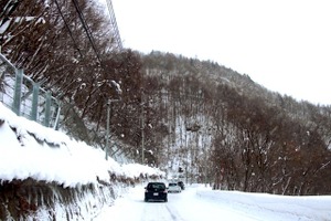 雪道でノーマルタイヤは制動距離が大幅増！…JAFが年末年始の対策を呼びかけ 画像