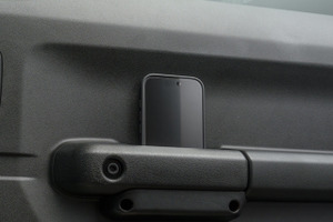 “ちょいカスタム”で便利に収納、『ジムニー/シエラ/ノマド』専用「ドアグリップポケット」がユーザーの声で改良 画像