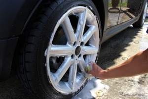 洗車しても締まらない…その原因は足元だった！ 冬の汚れを落として愛車の印象を変える方法 画像