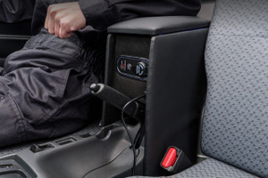 軽トラにも肘置きと収納を、スズキ『キャリイ』系列専用LEDコンソールボックスが登場 画像