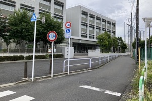 狭い道！ 制限1.3m、通れる車がなくなった都市計画？…東京都世田谷区 画像