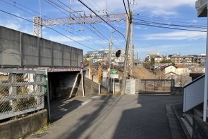 制限1.7mの低いガード、話題の新型車は通れるのか？…京王線・つつじヶ丘 画像