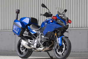 大阪府警にBMWが「青バイ」納入、スカイブルー隊として“ひったくり”や車上ねらい対策へ 画像