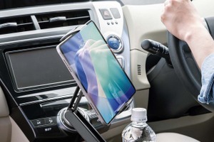 ドリンクもスマホもどっちも置ける！ サンワサプライ、“ドリンクホルダーに差し込むだけ”の車載ホルダー発売 画像