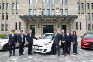 フィアット600e、京都市公用車に寄納…日伊国交160周年と姉妹都市60周年を記念した特別デザイン 画像