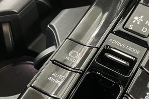 トヨタ『クラウン』のブレーキホールド機能を自動でオン/オフ、「ブレーキホールドジャンパー」が適合…ブリッツ 画像