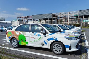 ラッピング教習車8種類が街を走る、プロスノーボーダー「三木つばき選手号」も…掛川自動車学校 画像