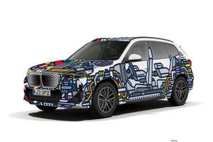 BMW『iX1』をラッピング展示、麻布台ヒルズで「歓び」テーマに 画像