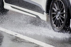 濡れた路面で「ヒヤッ」とする前に…梅雨時期はタイヤの残溝と空気圧をチェックして安全運転を 画像