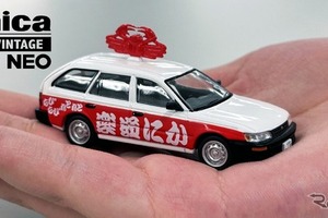 まさか！？　かにのオブジェが屋根上に…かに道楽営業車『カローラ バン』が大人のトミカに…世界に1台の実車を1/64で再現 画像