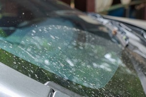 洗車を少しサボったら「白いウロコ汚れ」「黒い筋」などが残る…車の水アカを落とす正しい方法とは？　デメリットと注意点を知る 画像