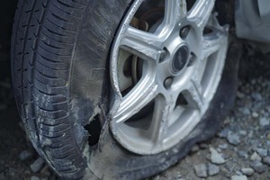 真夏の高速道路走行、タイヤ「バースト」要注意！…愛車のタイヤ点検いつしましたか？　タイヤトラブルが増加 画像