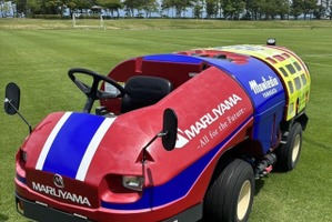 サッカー「モンテディオ山形」の散水車が新デザインに…果樹園向け農業機械がベース 画像