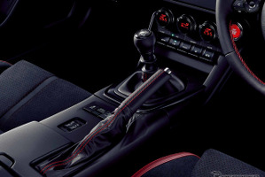 シフトレバー変えてるの気になる…スバル「BRZ」の改良にスバリスト興奮！　 SNSでは「三眼アイサイト」にも注目 画像