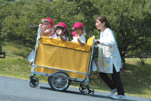 発想が素晴らしい…ヤマハが開発した保育現場向け『電動アシストお散歩カー』が話題…「補助金回して」の声も 画像
