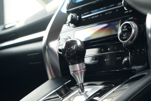 コクピットをスパルタンに演出…HKS『ハイエース』『アルファード』など5車種に対応、トヨタAT車向け「カーボンシフトノブ」発売 画像