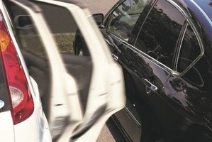 【自動車豆知識】知っておきたい強風の危険性とドア開け対処法 画像